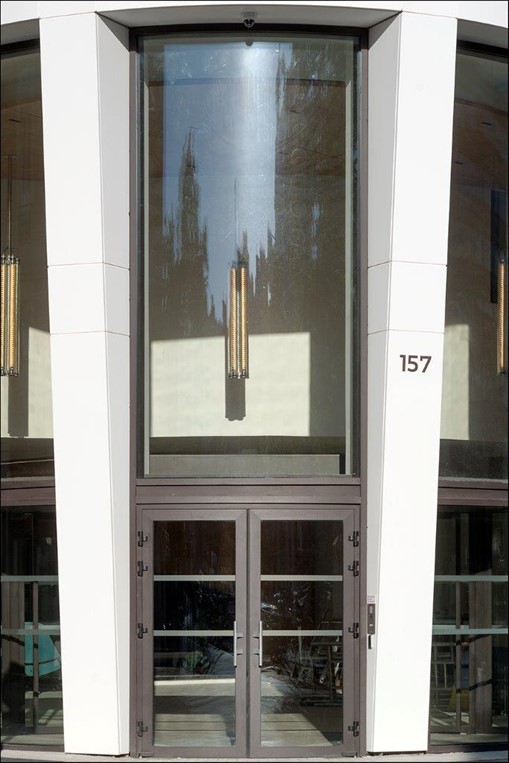 The facade of the office building in Neuilly (France) was covered with 800 panels of Corian® Solid Surface in the colour Glacier White