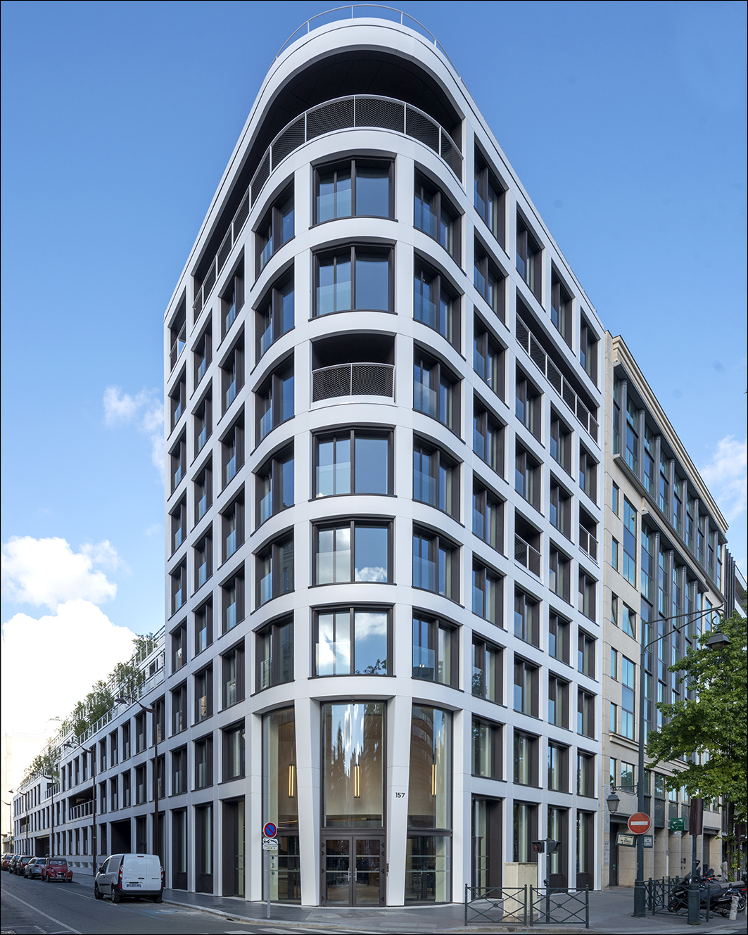 La fachada del edificio de oficinas de Neuilly (Francia) esta cubierta por 800 paneles de Corian® Solid Surface en color Glacier White